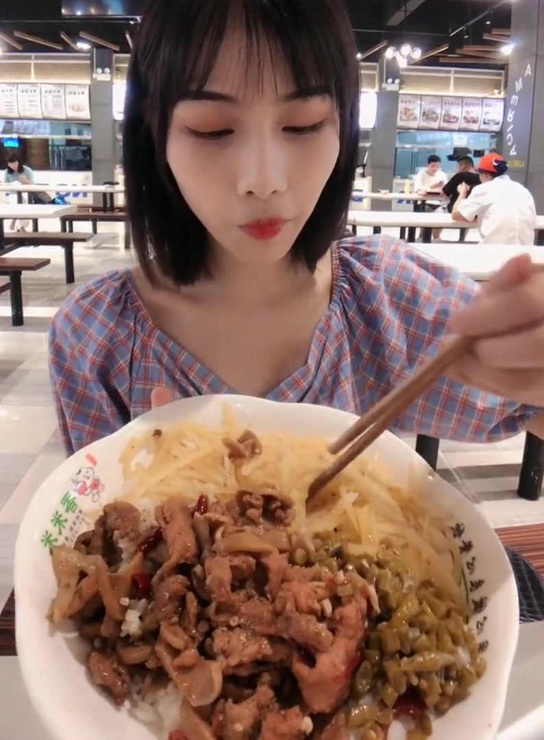 学校食堂里的孜然肉片饭,便宜又好吃,看着真香