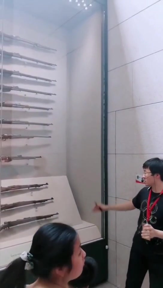 军事博物馆,讲解员在讲98K的由来,以及各种优点