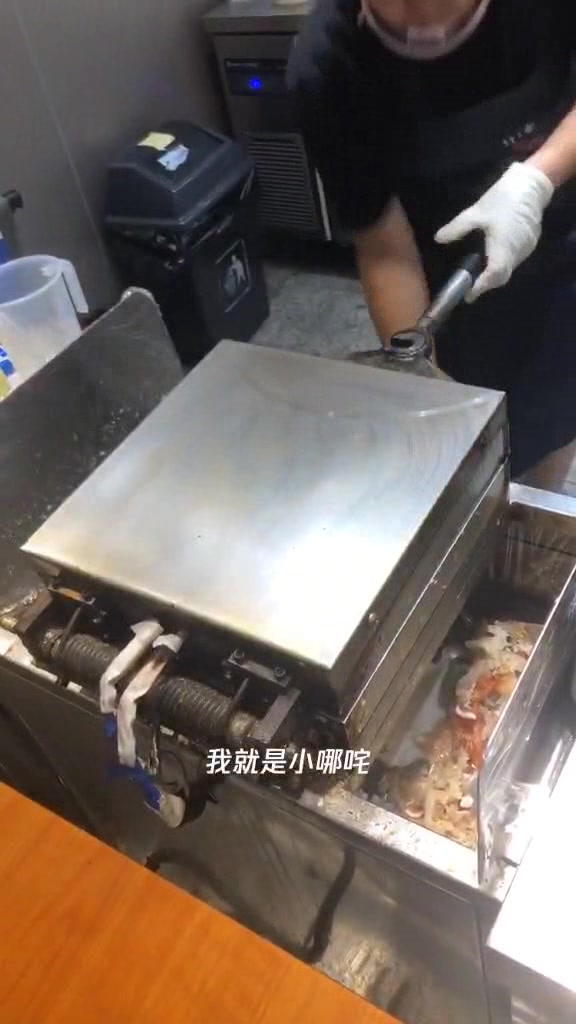 大虾仙贝,几分钟虾子就成标本了,又大又脆,味道很鲜噢