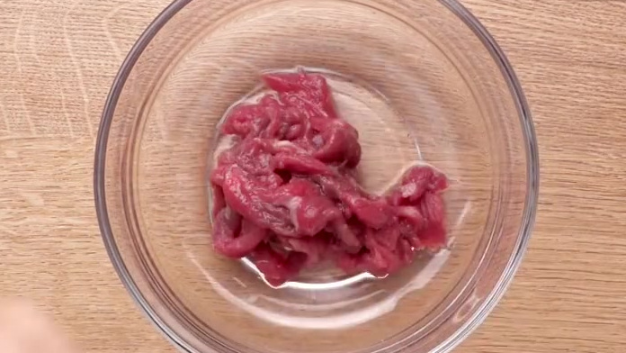 【黑椒牛肉意面】每一根意面上都裹满了酱汁,配上软嫩牛肉,赶快试试吧~