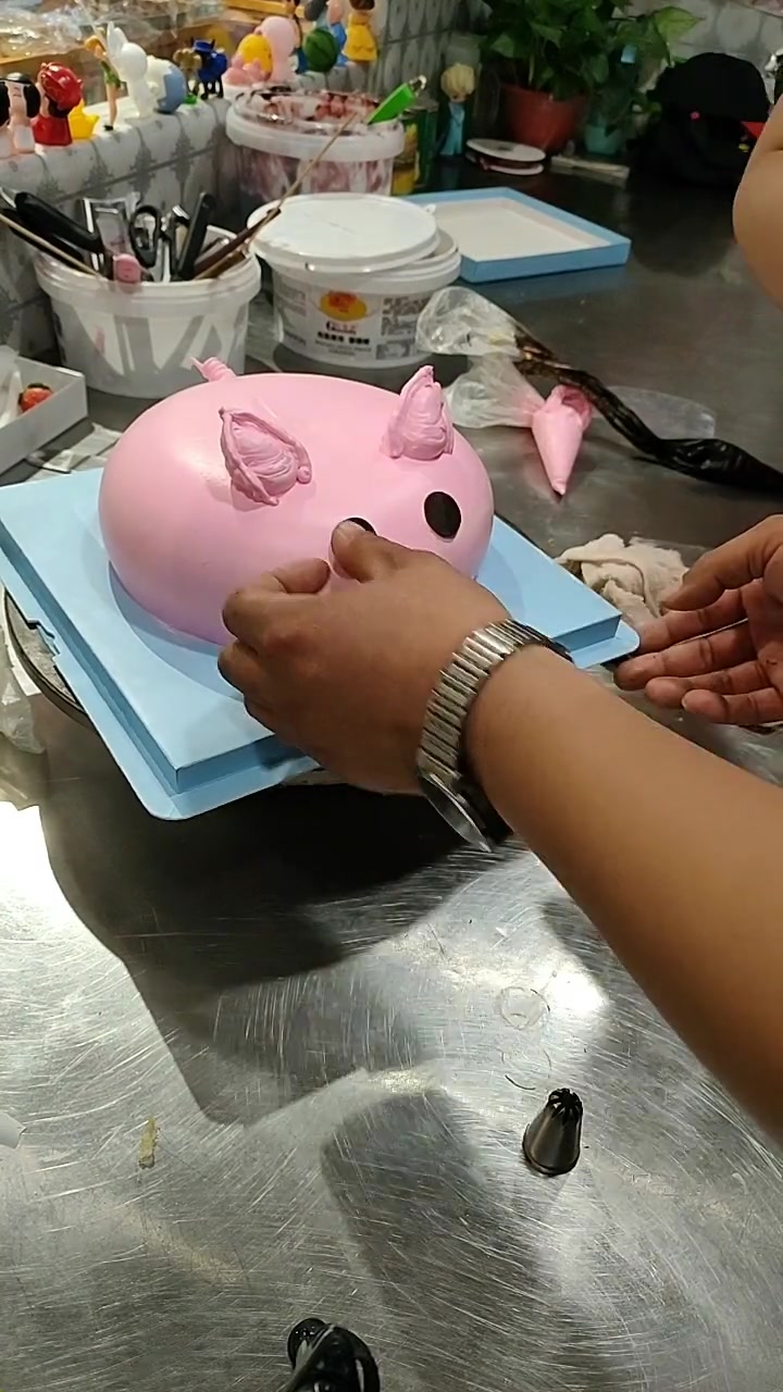 给孩子定做一款小猪佩奇蛋糕,做好的一刻,让我哭笑不得