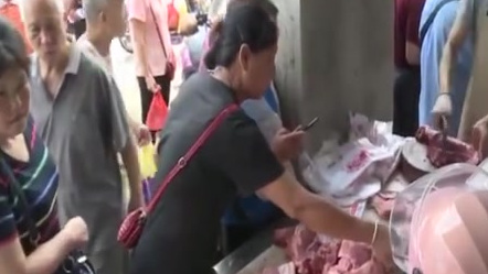 【南宁稳肉价在行动!猪肉价格便宜10%,每人每日限购2斤!】从9月1日开始,广西南宁市开始