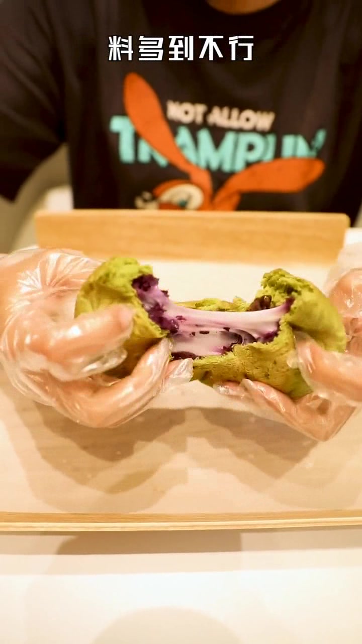 网红面包,第一名榴莲王,量太多需两个人吃,你最喜欢吃哪一款?