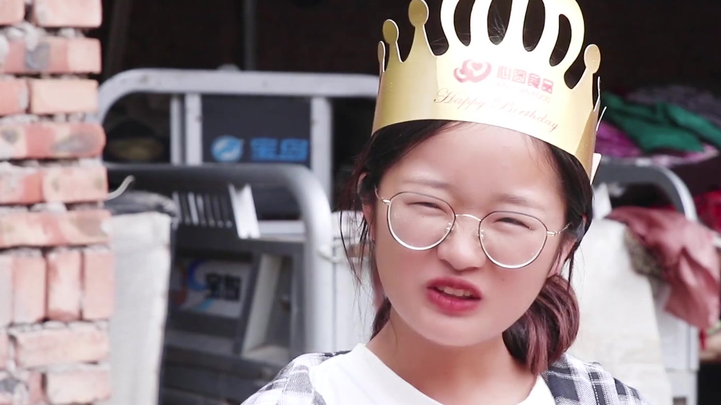 #搞笑视频#媳妇过生日抠门老公买了个蛋糕,结果吃蛋糕时候的表情!太逗了