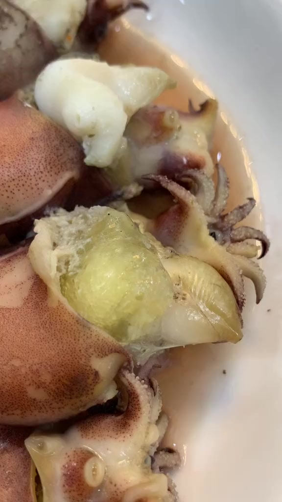 今晚吃清蒸小墨鱼仔,我一个人可以吃一盘,一口一个好过瘾!