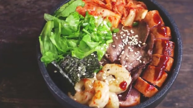 烤牛舌虾仁烤香肠!顶配什锦烤肉石锅拌饭了解一下~  冰箱里剩菜太多了,再不吃就真要坏了,于