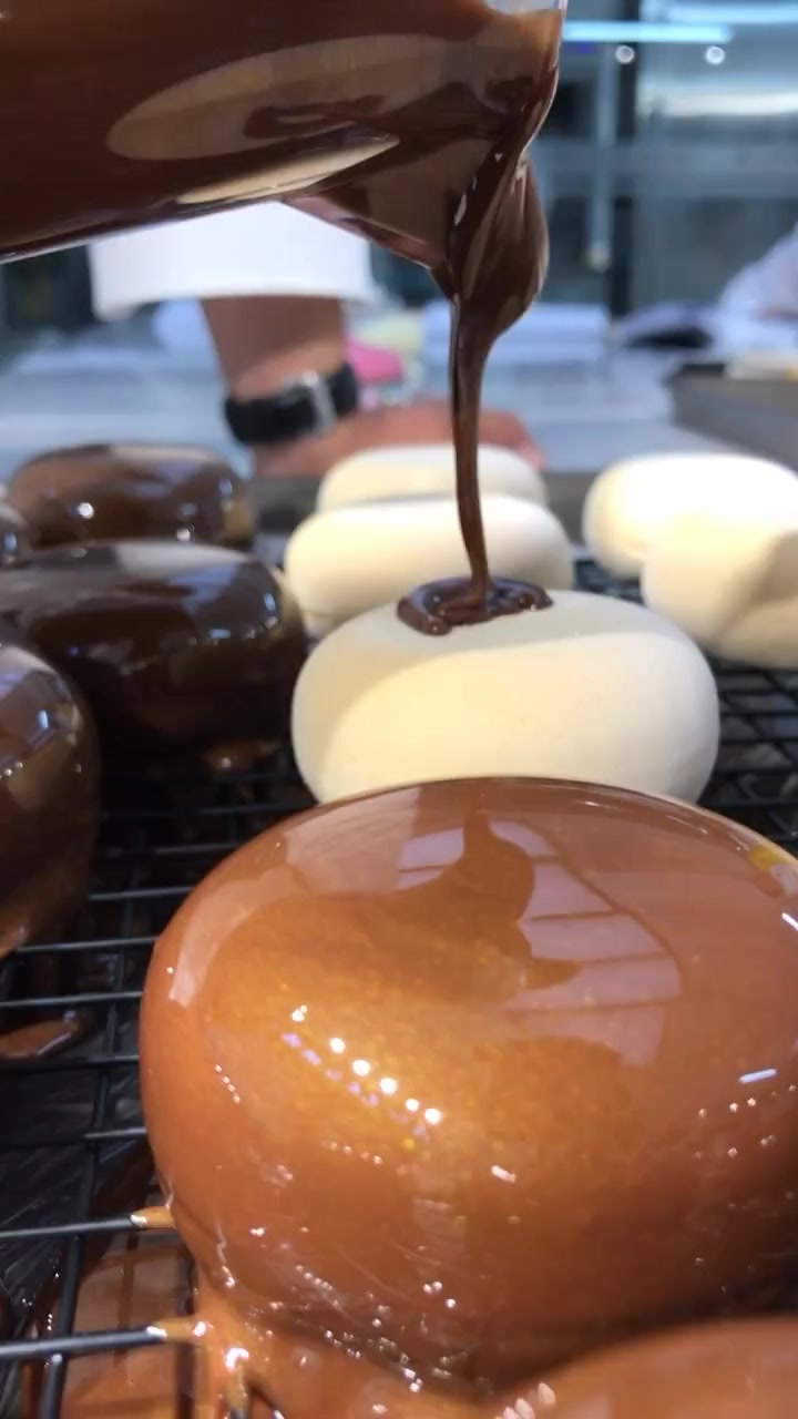 蛋糕淋上巧克力之后,这也太唯美了,都能当艺术品放家里了!