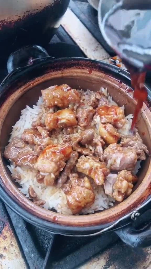 正宗广式煲仔饭,加上牛肉和排骨,淋上生抽味绝对正!