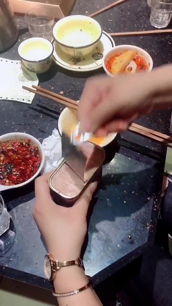 午餐肉新切法,不用刀切不用沾手,直接在盒子里就能切