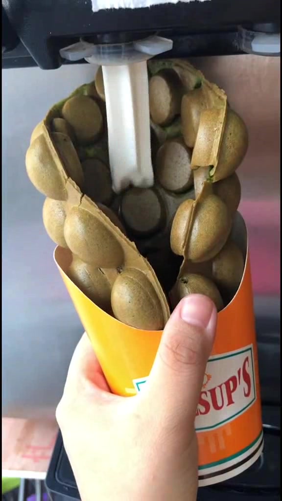 今天来吃一个抹茶味鸡蛋仔,看颜色不好看,但绝对美味!