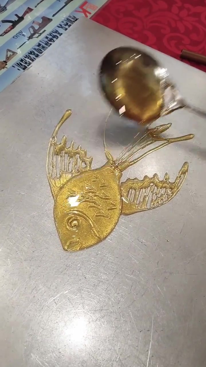 以为机器做得鱼,看到接下来的一幕我惊呆了,糖画艺人的手艺真好