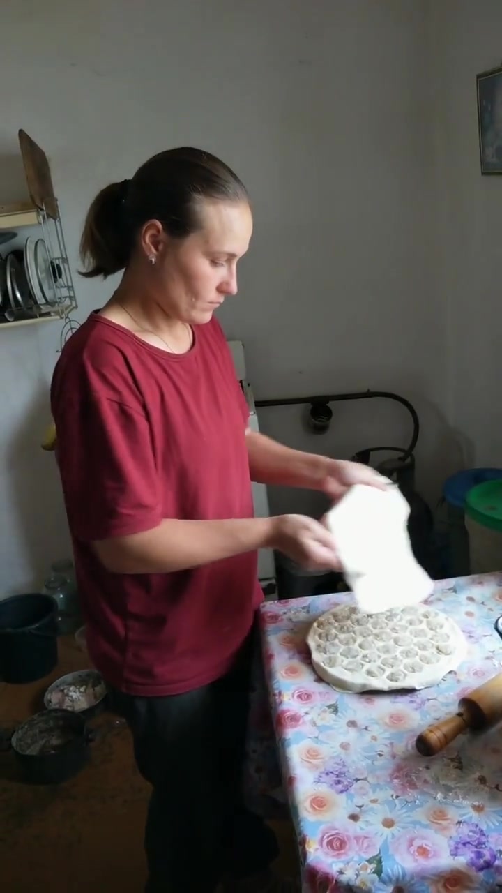 在俄罗斯吃一顿饺子,必须要有“神器”,这样的饺子馅敢吃吗?