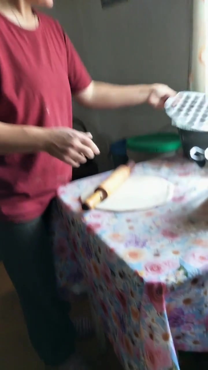 俄罗斯人这样包饺子,看完我憋不住了,真想过去给她上一课!