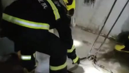 【蛇吞蛇 吞了吐吐了又吞】3日,四川攀枝花一居民家中惊现两条蛇。消防员赶到后,发现另一条小