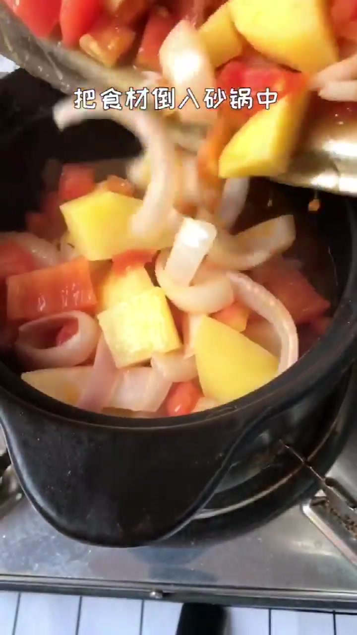 西红柿土豆炖牛肉这样做,汤汁浓郁,鲜香美味,看着就流口水!