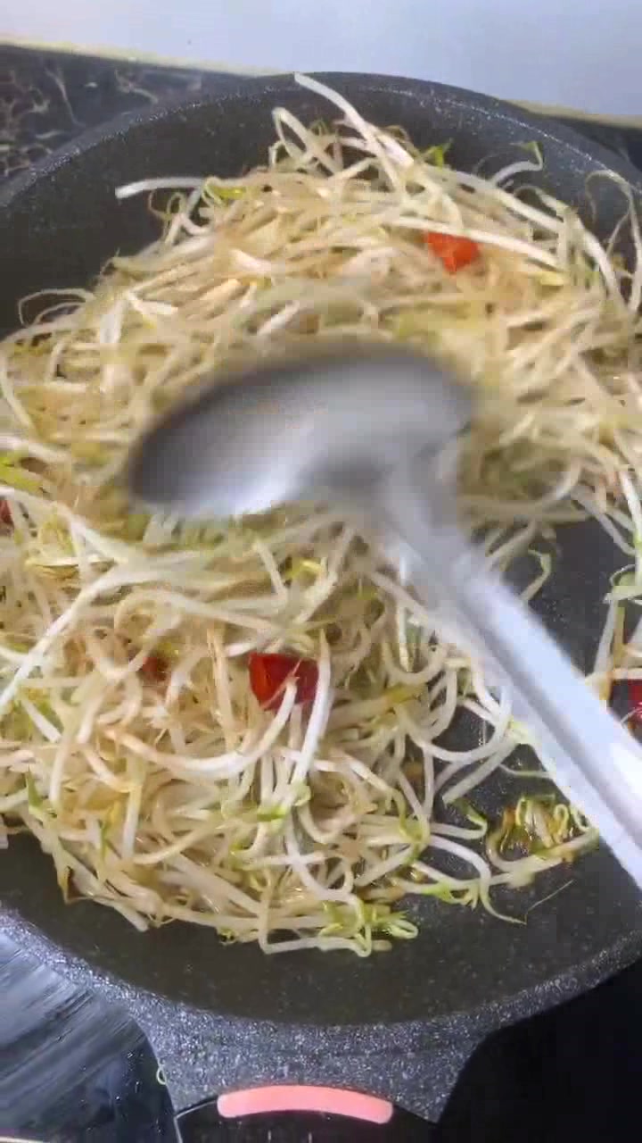 超级下饭的韭菜豆芽炒粉条,爽口细腻,超级好吃