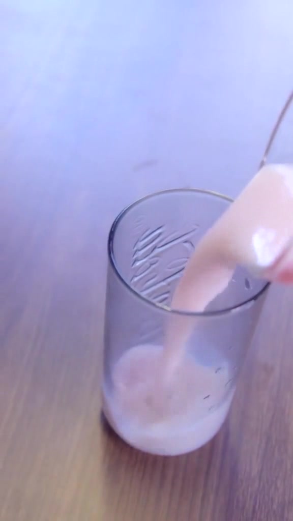 员工偷喝美女老板的奶茶,看到杯子上的唇印,他竟然这样做!