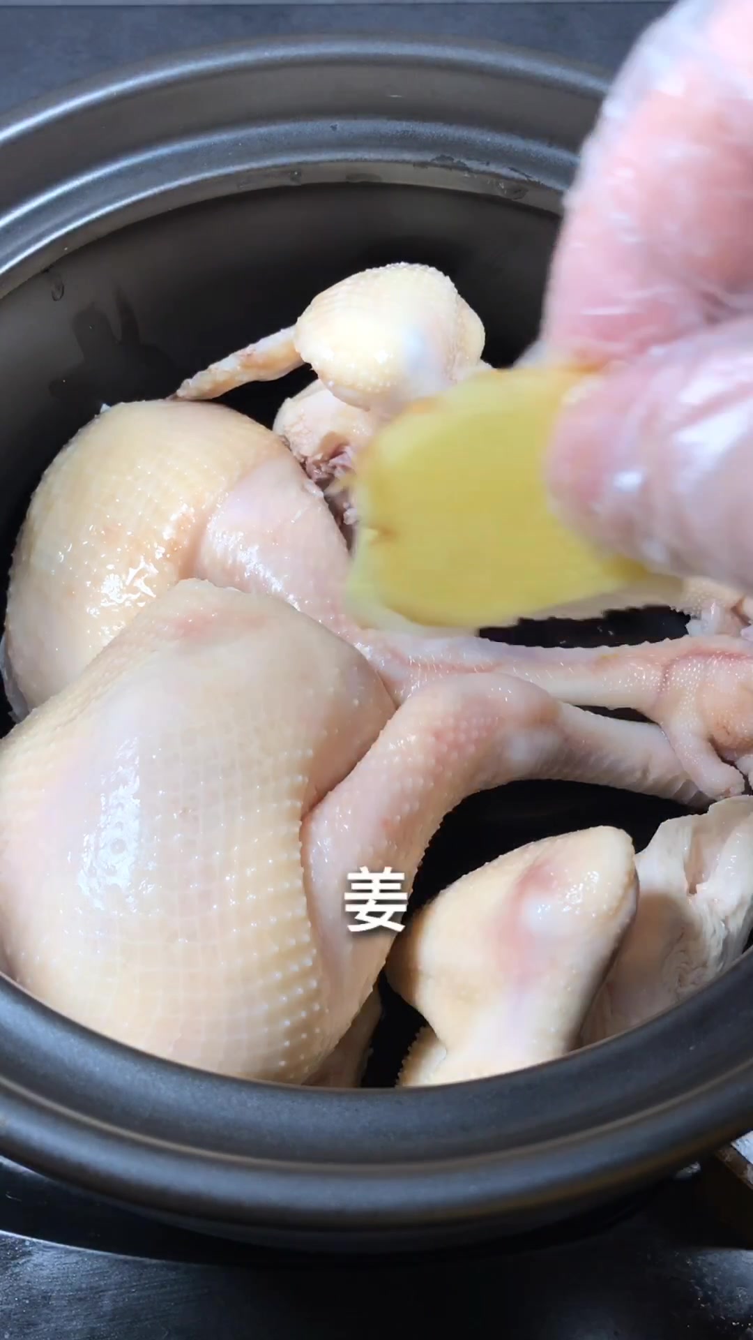 这样炖鸡汤太好喝,暖暖的鸡汤,香菇、玉米都在这