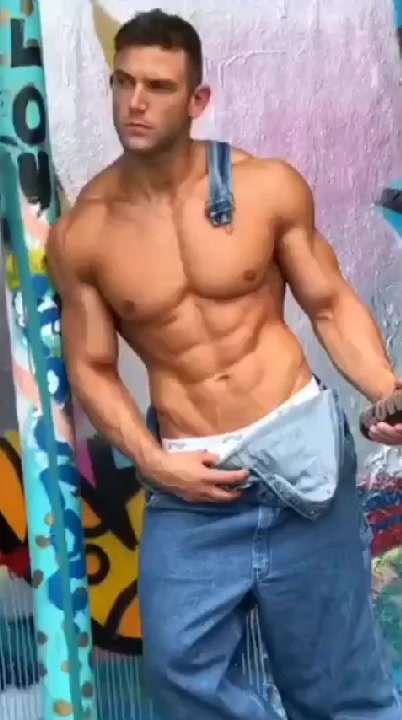 肌肉男穿牛仔裤,有不同的味道