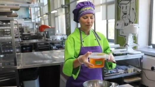 【世界各地传统糕点“迎中秋”——俄式蜂蜜蛋糕】俄式蜂蜜蛋糕是一种由蜂蜜、鸡蛋、面粉、牛奶等