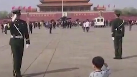 【最让你感动的一张照片】汶川地震中的生死救援、消防员救援中吞下第11个包子、希望工程大眼睛