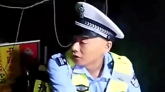 【2年100多条疲劳驾驶记录 听完民警一番话司机突然哽咽落泪】9月5日上午,湖北高速民警开