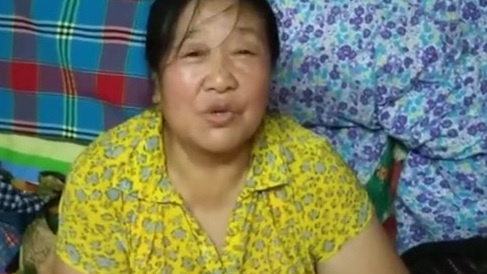 【7旬老太14年坚持每天升国旗:想父亲时就看看】吉林长春,74岁老太代福芹与老伴在自家食杂