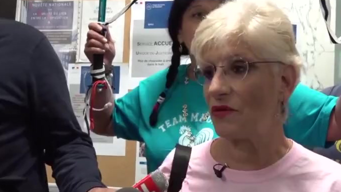 【法国打鸣太响被起诉公鸡获胜诉】法国一只叫莫里斯的公鸡因为清晨打鸣太吵,被邻居告上了法庭。