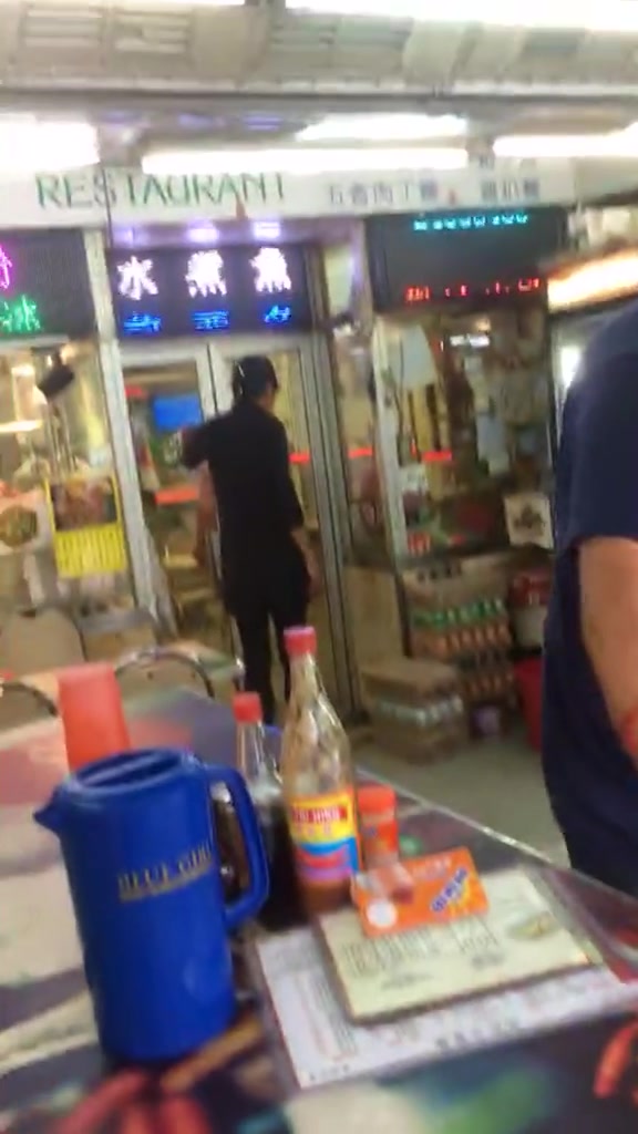 粉丝街头偶遇周润发,这穿着打扮真接地气,发哥竟然还去这地方!