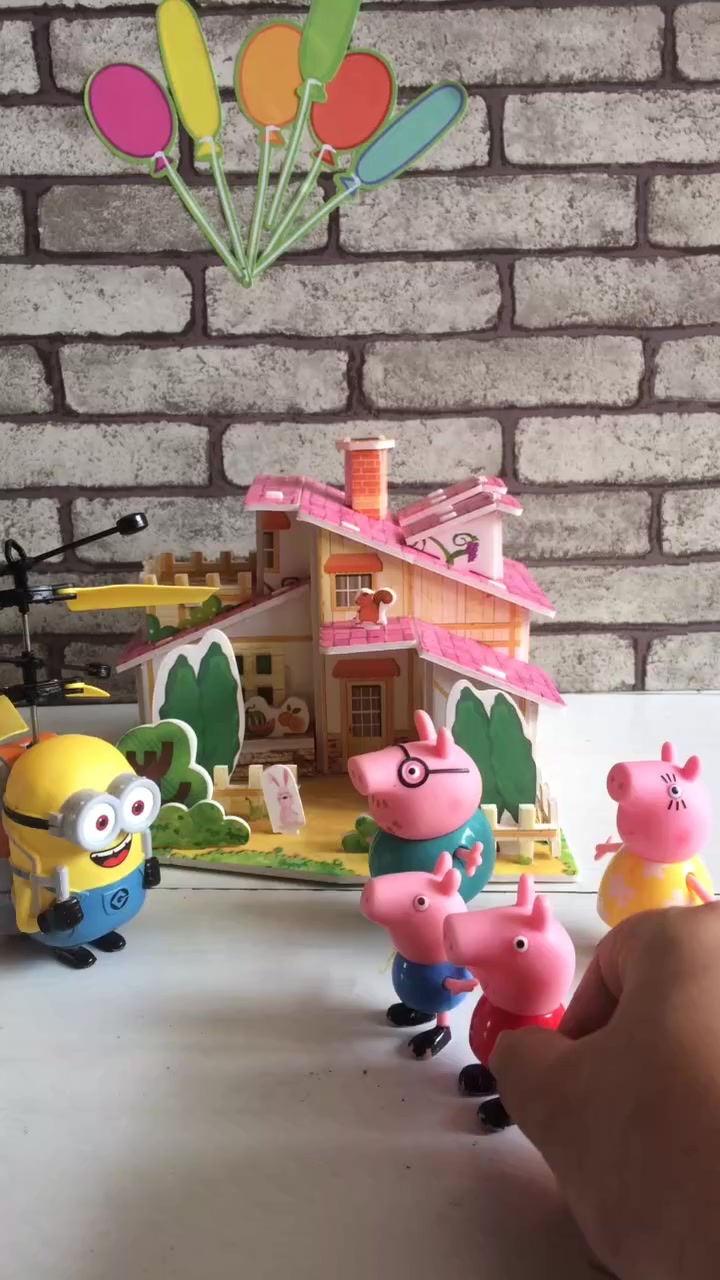 佩奇一家被僵尸抓住了,乔治的朋友小黄人救他们出来,小黄人真棒