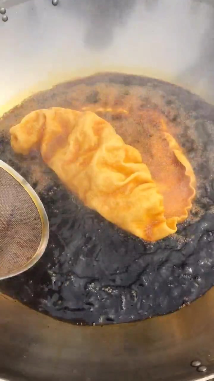 难怪虾片炸出来的颜色那么好看,原来是油锅里加了酱油啊