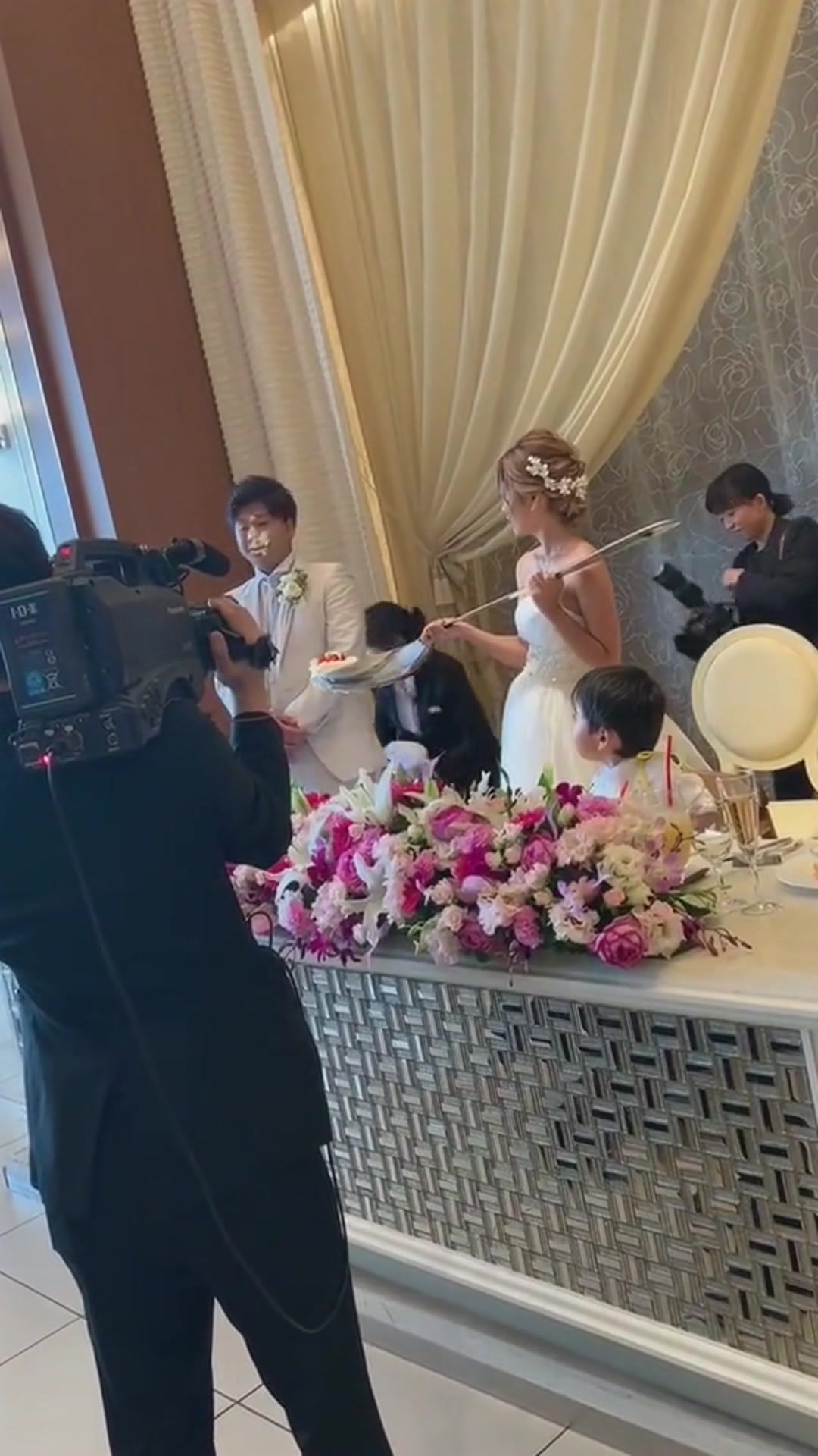 见识一下日本婚礼上吃蛋糕环节,眼前的一幕,网友:这是认真的吗