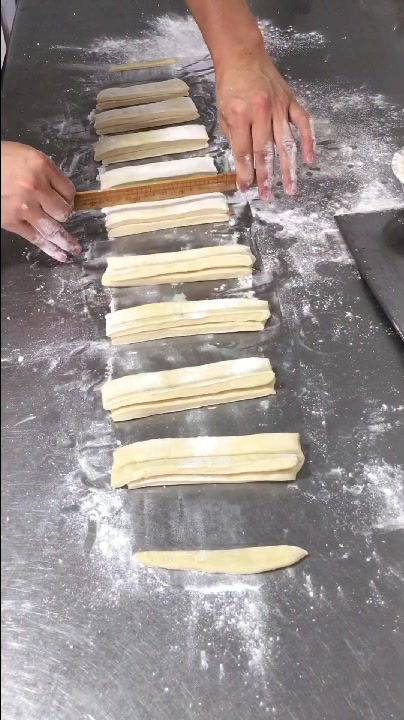 面粉500克、泡打粉6克、小苏打2克、盐5克、油15克、水280克