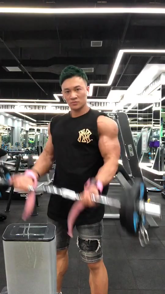 霸气的肌肉男,犀利的眼神看得我都不好意思了,不会对我有想法吧