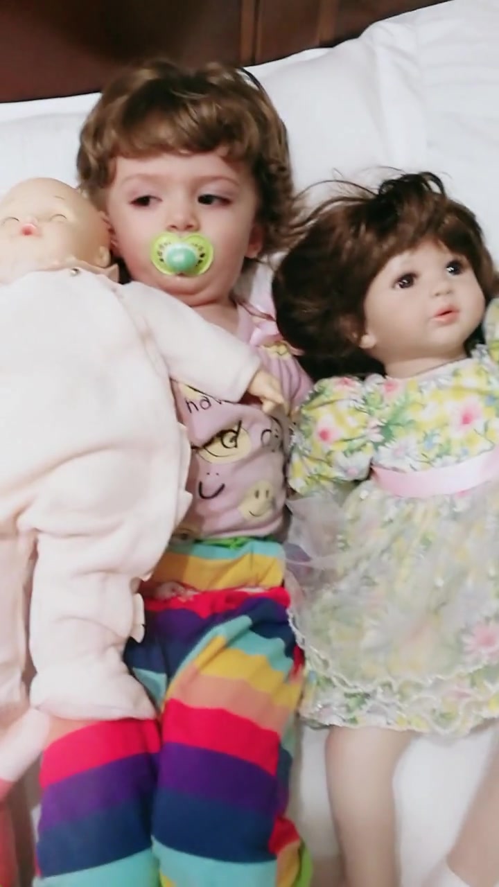 混血小萌宝鱼仙儿躺在娃娃堆里,比玩具娃娃长得还要精致,超可爱