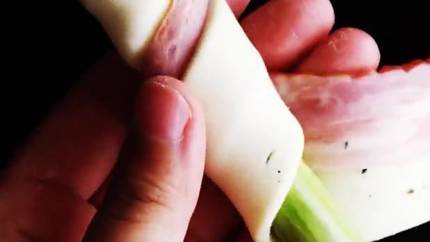 【芦笋腊肉串】来试试让厨艺进阶的芦笋腊肉串吧!酥皮跟腊肉卷出曼妙新口味,配啤酒再激爽不过,