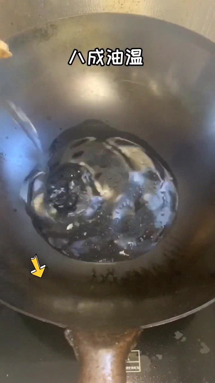 下酒菜炸蜂蛹你敢吃吗?营养丰富又焦脆,很多人不敢吃