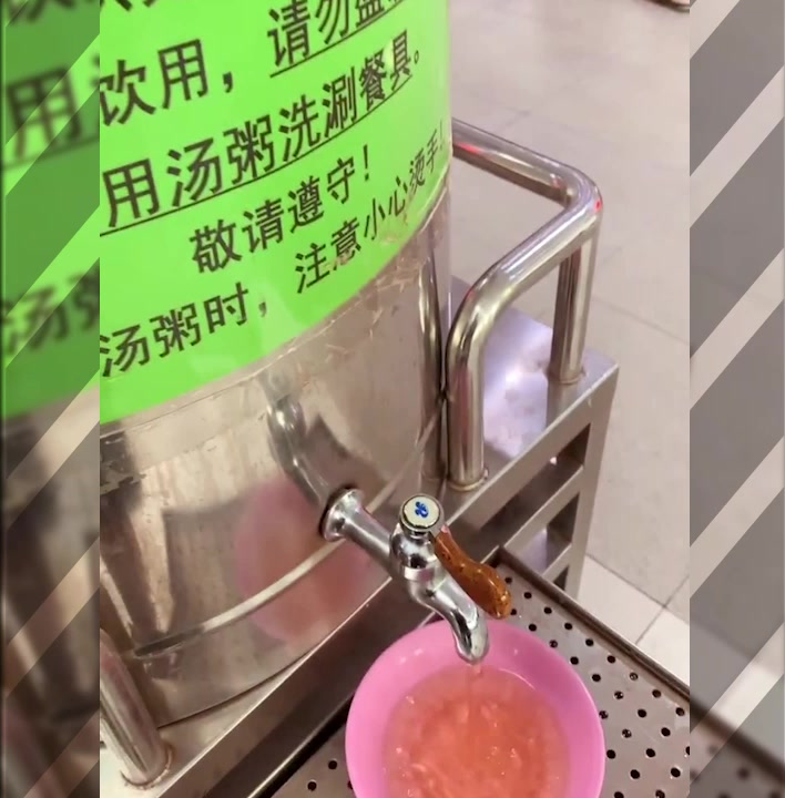 清华大学的食堂,居然有免费的绿豆汤,不愧是中国名校!