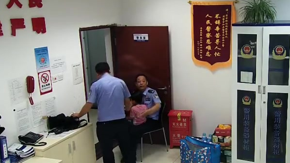 【小女孩迷失在地铁站崩溃大哭 民警用酸奶蛋糕稳住局面】9月11日,武汉石桥地铁站内,一名3