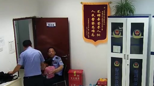 【小女孩迷失在地铁站崩溃大哭 民警用酸奶蛋糕稳住局面】9月11日,武汉石桥地铁站内,一名3