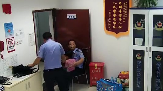 【小女孩迷失在地铁站崩溃大哭 民警用酸奶蛋糕稳住局面】9月11日,武汉石桥地铁站内,一名3