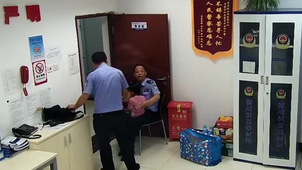  【小女孩迷失在地铁站崩溃大哭 民警用酸奶蛋糕稳住局面】9月11日,武汉石桥地铁站内,一名