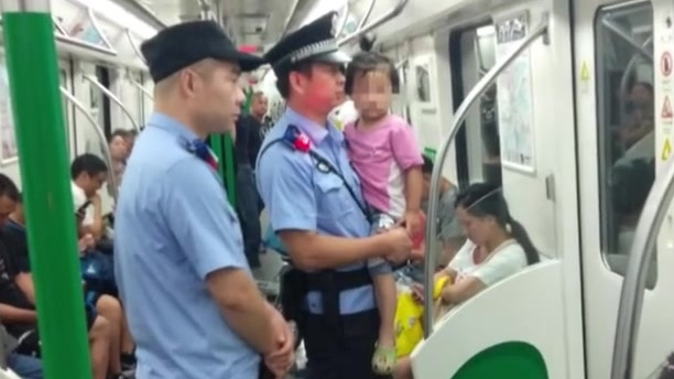 【小女孩迷失在地铁站崩溃大哭,民警用酸奶和蛋糕稳住局面】9月11日,湖北武汉石桥地铁站内,