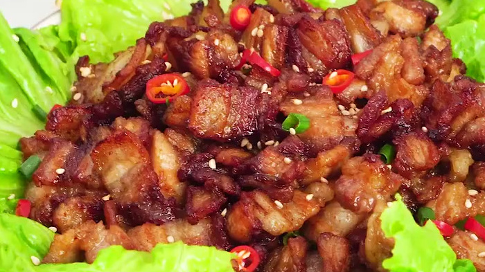 好吃到抖腿的【香煎五花肉】 食材: 五花肉 生抽 耗油 五香粉 胡椒粉 盐 玉米淀粉 油 