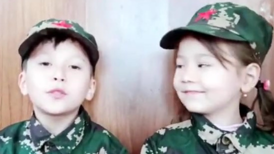 【又又又想骗我生女儿!新疆5岁小萝莉跳民族舞戳中网友萌点】 5岁的新疆女孩古丽菲热是乌鲁木