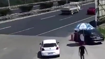 【思路清奇!小伙应急车道摆摊卖现杀驴肉:觉得高速口人流量大】9月3日,烟台高速交警支队福山