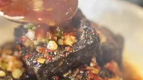 【灵魂问答:吃臭豆腐后么么哒是种什么体验?】经过卤水卤制过的臭豆腐,闻起来有股“特殊”的味