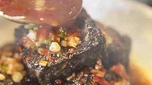 【灵魂问答:吃臭豆腐后么么哒是种什么体验?】经过卤水卤制过的臭豆腐,闻起来有股“特殊”的味