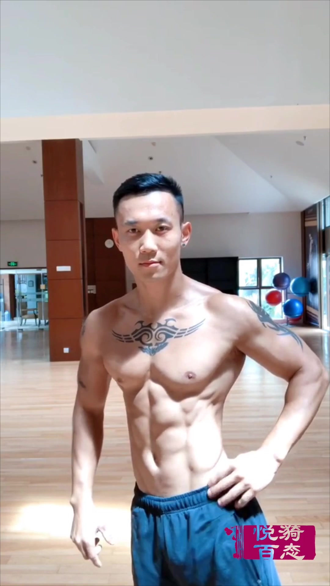 精瘦有型的肌肉男好有男人味,麒麟臂、腹肌、胸肌都很健硕!