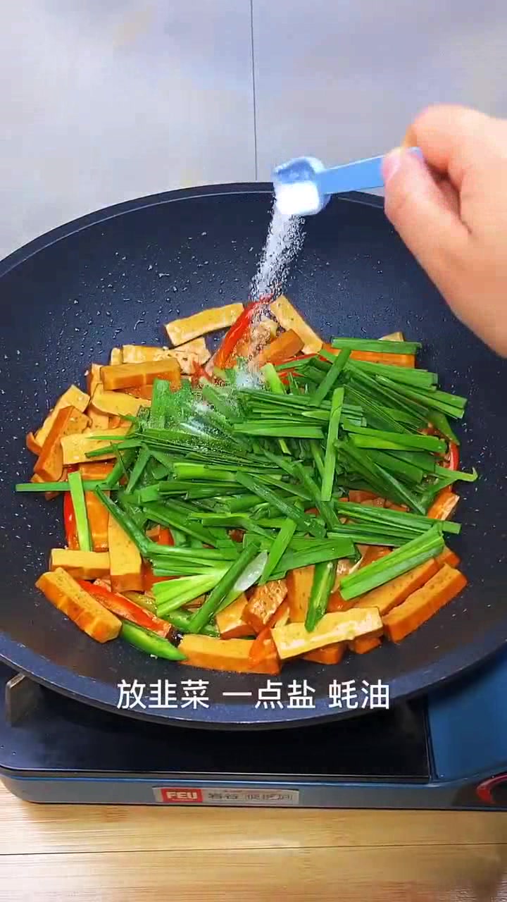 韭菜炒豆干家常菜,营养美味,餐桌必备美食